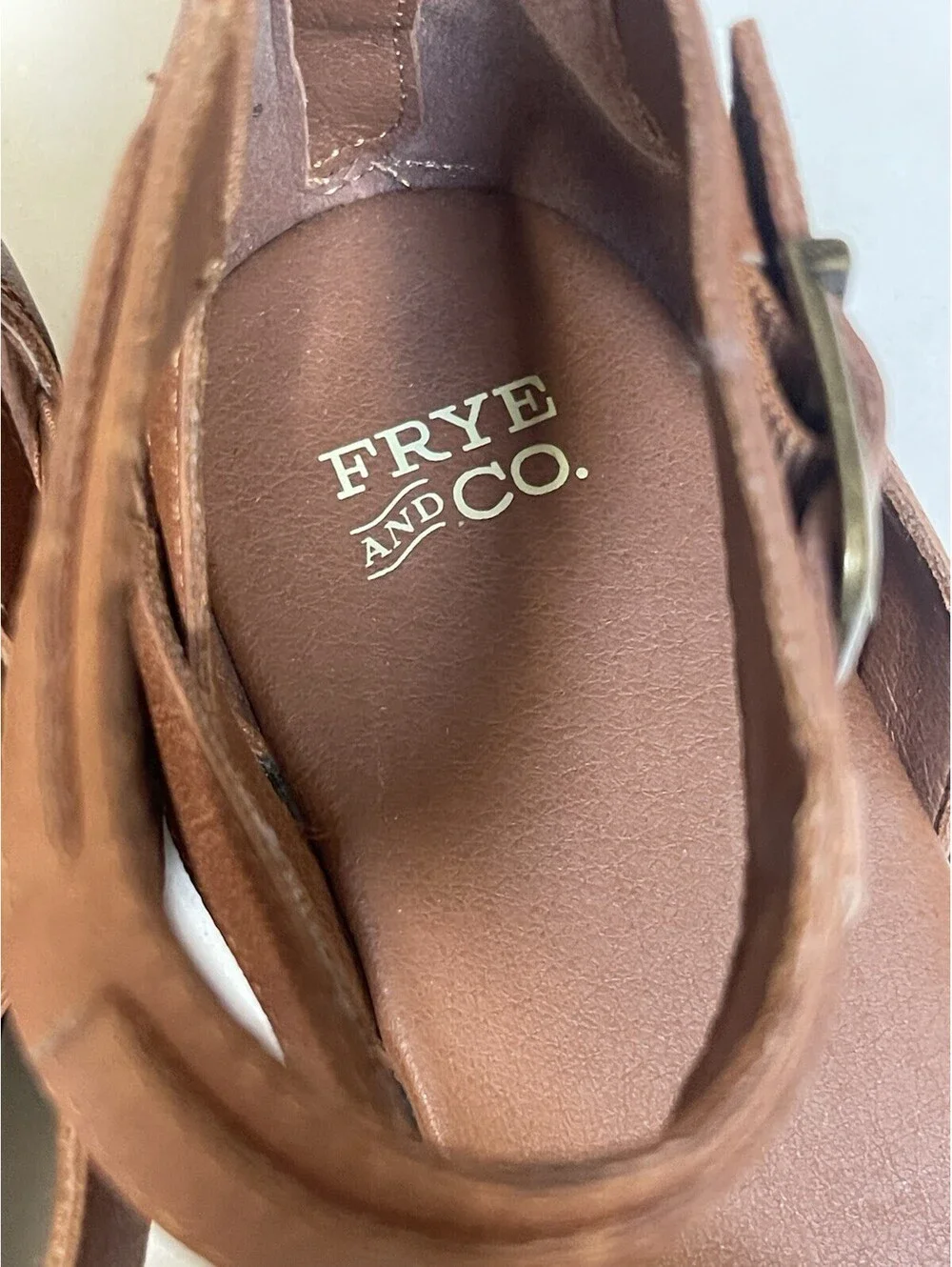 The Frye and Co. Tallu Cognac Flat Sandals feature crisscross straps Size 9.5